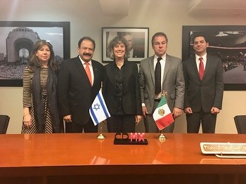 Sra. Ethel Fainstein Diretora Hadassah Mexico (esquerda) Secretário da Saúde, Mexico City, Dr. Armando Ahued; Profa. Esti Galili-Weisstub e Sr. Carlos Glatt (com a bandeira do )México; Vice Embaixador Alon Lavi.