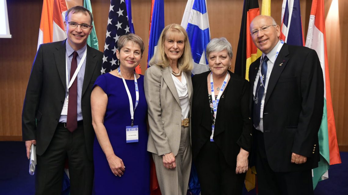 Esq para Direita: Prof. Itay Chowers, Oftalmologista Pediátrico , Dra. Irene Anteby, HWZOA Presidente Nacional Ellen Hershkin, Profa. Dina Ben-Yehuda e Prof. Jacob Pe’er.